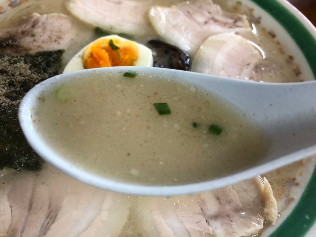佳仙ラーメンのスープ